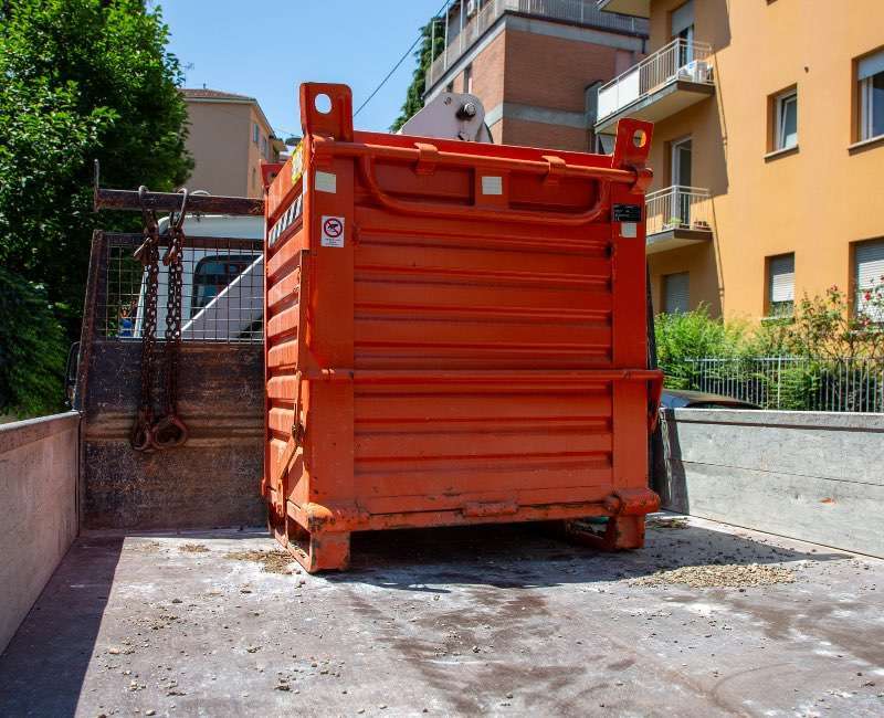 Noleggio cassonetti per macerie da edilizia